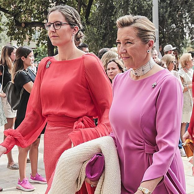 Victroria de Borbón Dos Sicilias junto a Victoria López-Quesada en una boda reciente.