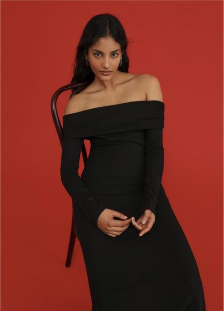 Imagen - Vestido negro de Stradivarius (25,99 euros)