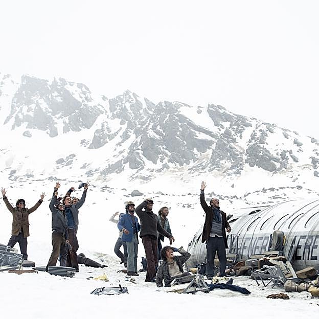 Imagen de la secuencia en la que los supervivientes de los Andes son rescatados, de la película La sociedad de la nieve.