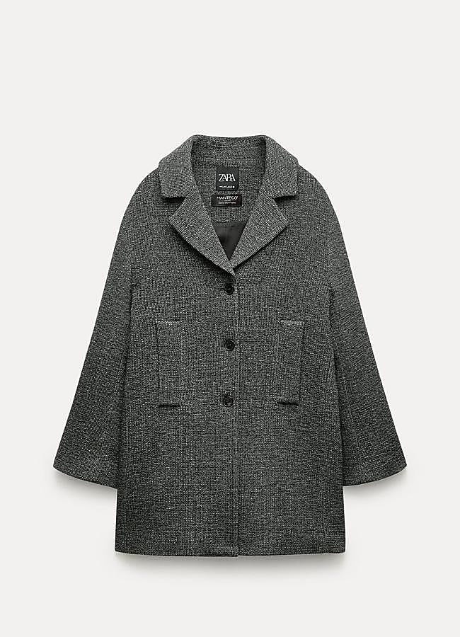 Imagen - Abrigo midi en color gris de Zara. Foto: Zara.