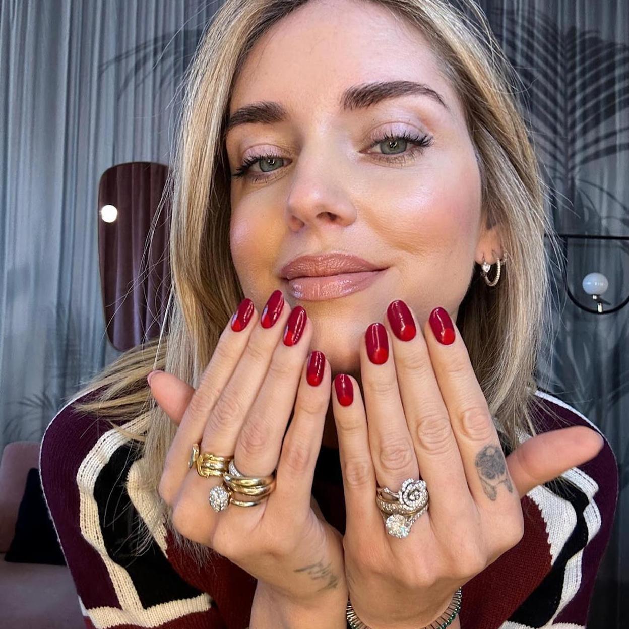 Chiara Ferragni con manicura roja