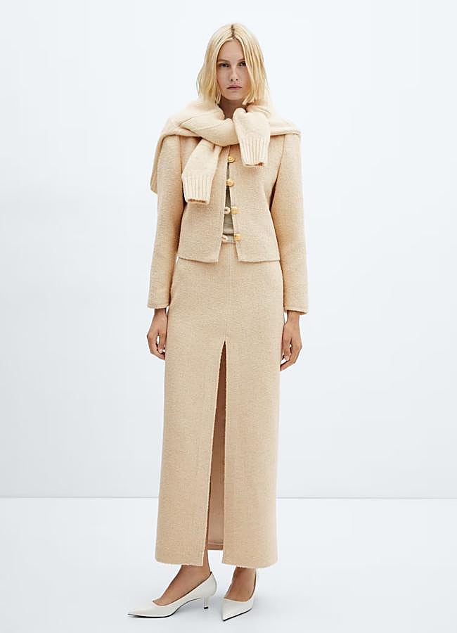 Imagen - Traje de tweed blanco de chaqueta corta y falda larga: chaqueta 69,99 euros y falda 59,99 euros.