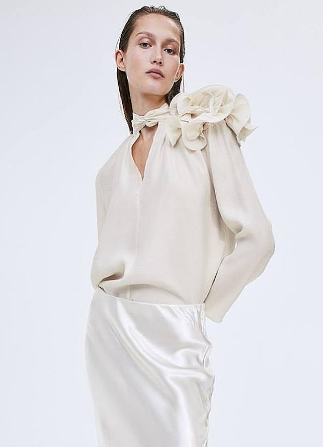 Imagen - Blusa lujosa con detalle de flor con volumen en el hombro