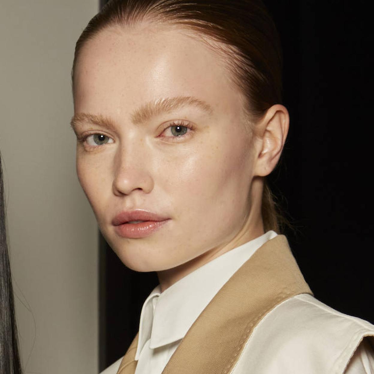 Modelo con piel luminosa