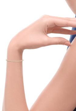 Imagen secundaria 2 - Anillo de Chaumet, sandalias de Aquazzura para Swarovski y pulsera de Recarlo.