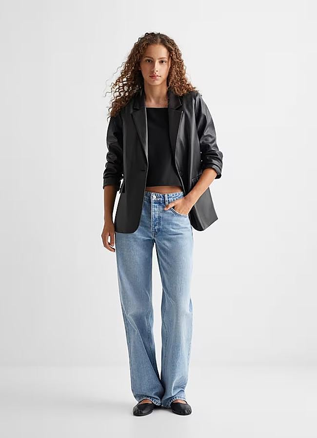 Imagen - Blazer negro de corte recto de Mango, 49,99 euros.