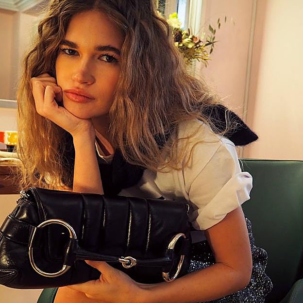 Imagen principal - Mariluz lleva abrigo de Gucci, falda gris bordada de Gucci, botas de Gucci y bolso de hombro Gucci Horsebit 1955. Natalia lleva falda de viscosa con bordado de lentejuelas, jersey de Gucci, sandalias de tacón de Gucci y bolso de hombro Gucci Horsebit Chain mediano.