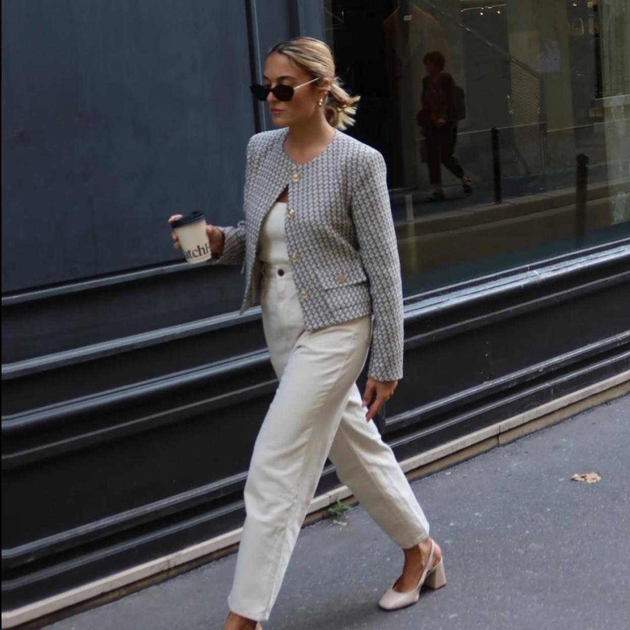 La influencer lleva una chaqueta de tweed