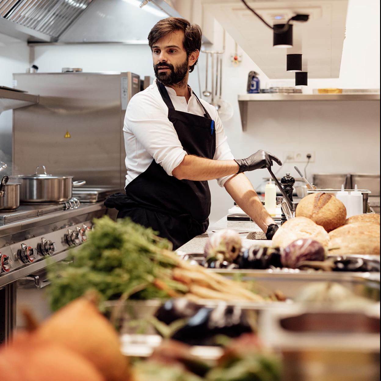 Coco Montes trabajando en su restaurante de Madrid. /