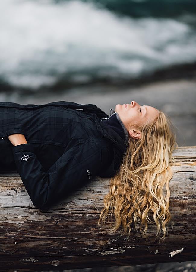 Imagen - Mujer en un arbol descansando. / UNPLASH