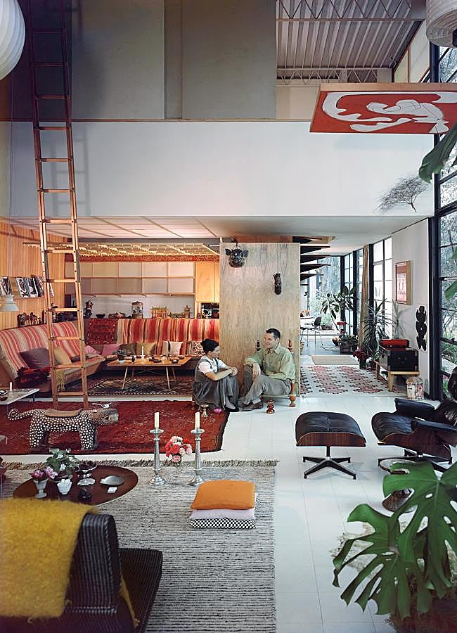 Imagen - El matrimonio, en el salón de su casa, totalmente abierto al exterior por una cristalera. / Julius Shulman.