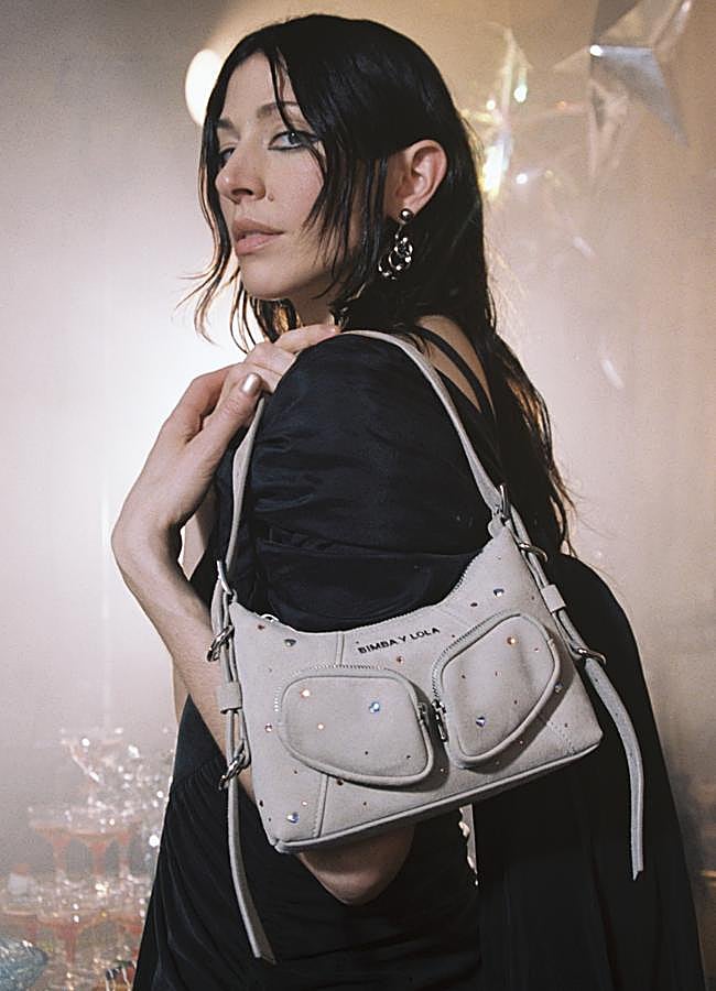 Imagen - Caroline Polachek con el bolso Hobo Pocket en crudo de Bimba y Lola.