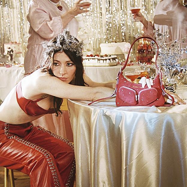 Caroline Polachek en la campaña del bolso Hobo Pocket de Bimba y Lola.