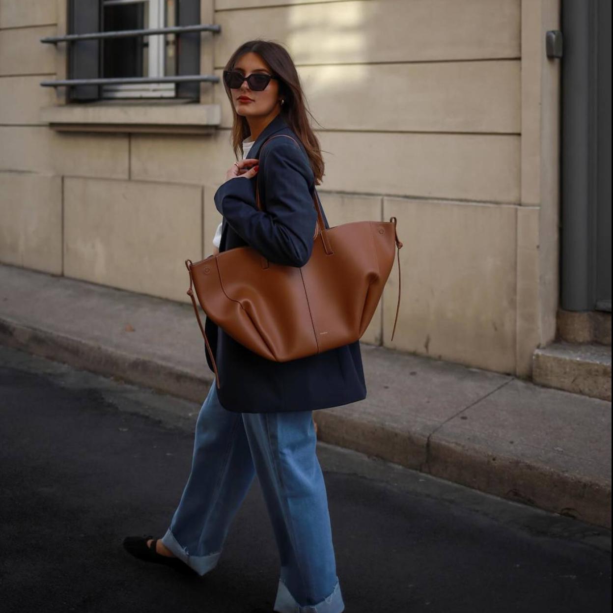 La influencer lleva un look acompañado de bolso shopper