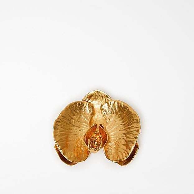 Broche en dorado con forma de orquídea.