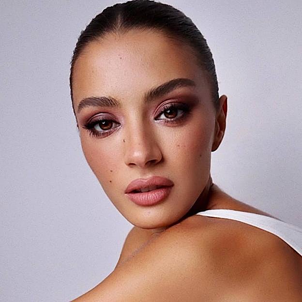 Maquillaje de ojso ahumados rosa clásico