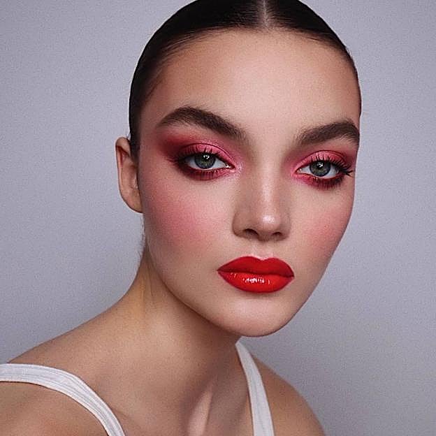 Maquillaje de ojos ahumados rosa en tonos vivos