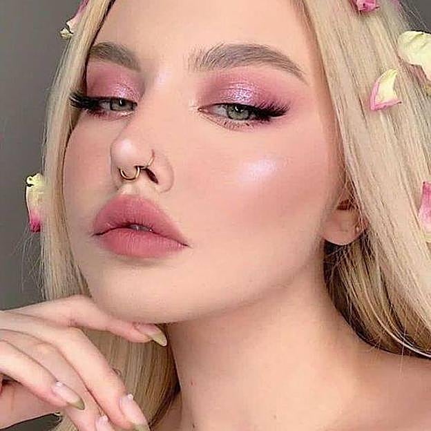 Maquillaje de ojos ahumados rosa con acabado perlado escarchado