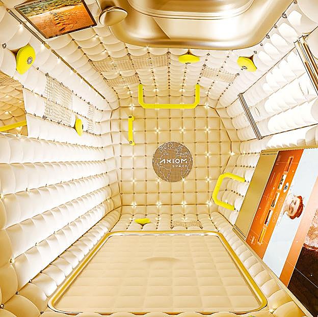 Imagen principal - Arriba, interior del módulo para la estación espacial AXIOM y la habitacióndel hotel Mondrian Bourdeaux Les Carmes.