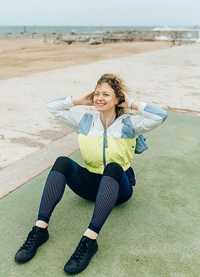 Imagen - Mujer haciendo abdominales. / PEXELS