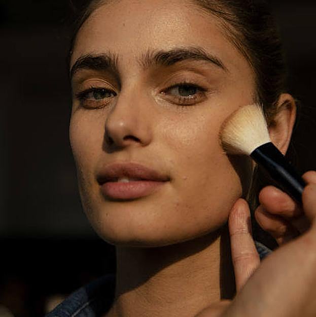 Los mejores polvos compactos de 2025 para un maquillaje perfecto que dura todo el día