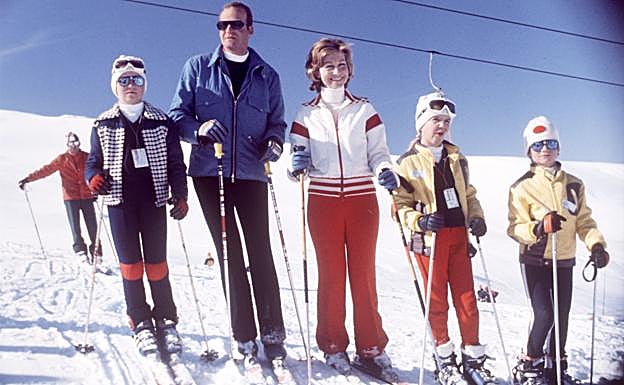 La familia real española al completo practicando esquí en el año 1976. 