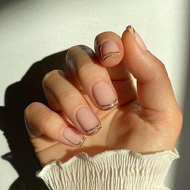 Manicura francesa doble en tonos dorado