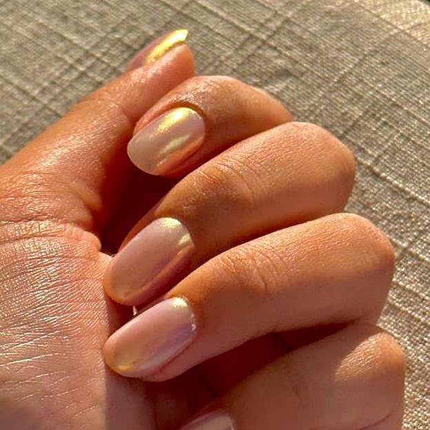 Uñas con tonos dorados de acabado perlado