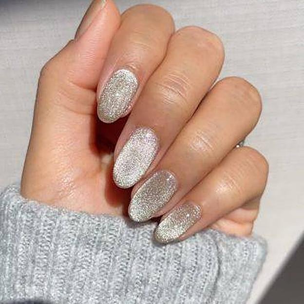 Uñas plateadas con esmalte glitter magnético