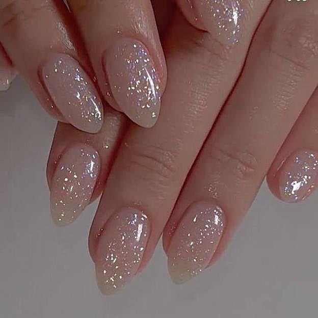 Uñas plateadas con manicura naked glitter