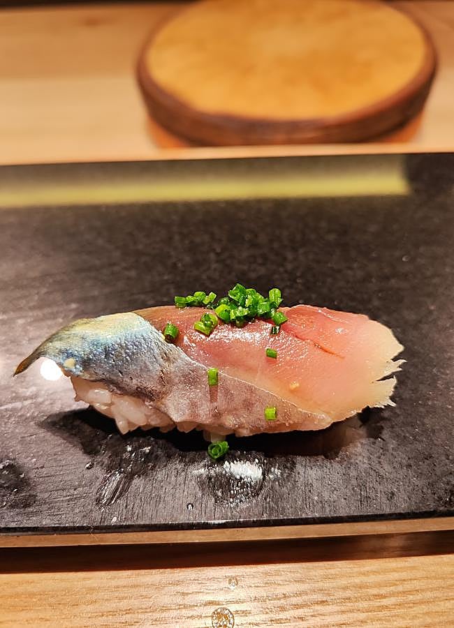 Imagen - El nigiri de Caballa encurtida que elabora Pedro González en la barra omakase del restaurante sevillano, Kinu. / AFL