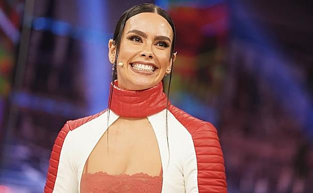 Detalle del cuello vuelto y el acolchado motero del look de Cristina Pedroche en 'El Hormiguero'. 