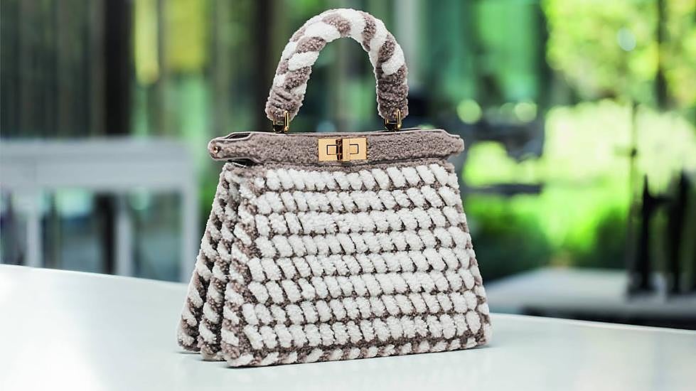 Bolso Peekaboo Shearling Interlace, de Fendi. 