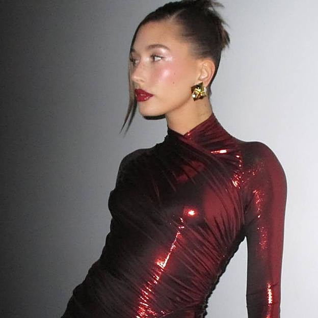 Hailey Bieber con el look tendencia pearl makeup