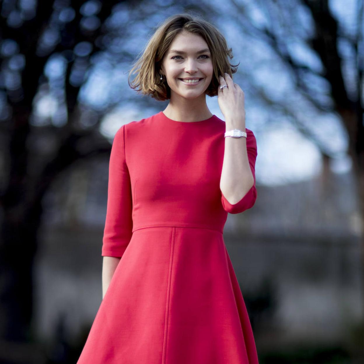 Modelo con vestido rojo en el street style