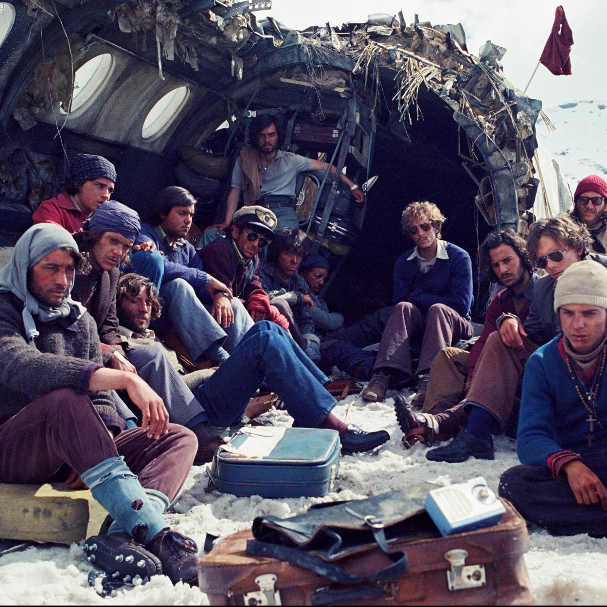 Imagen de la película de Juan Antonio Bayona, La sociedad de la nieve, que narra el periplo de los 16 supervivientes en los Andes.