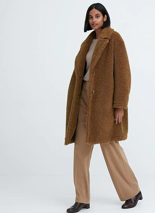 Imagen - Abrigo de pelo en marrón de Uniqlo. Foto_ Uniqlo.