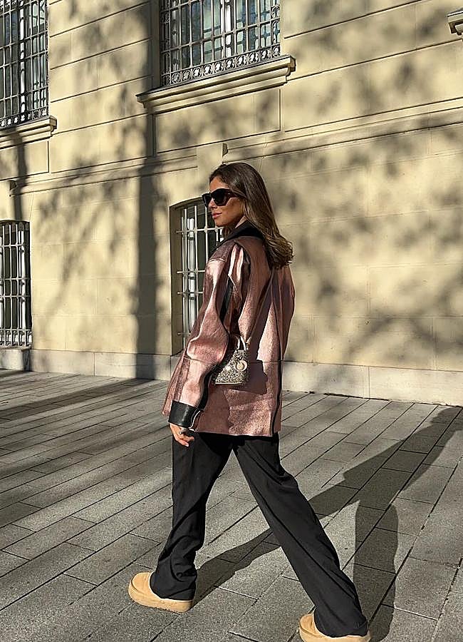 Imagen - Una influencer con botas de pelo. Foto: @sarabace.