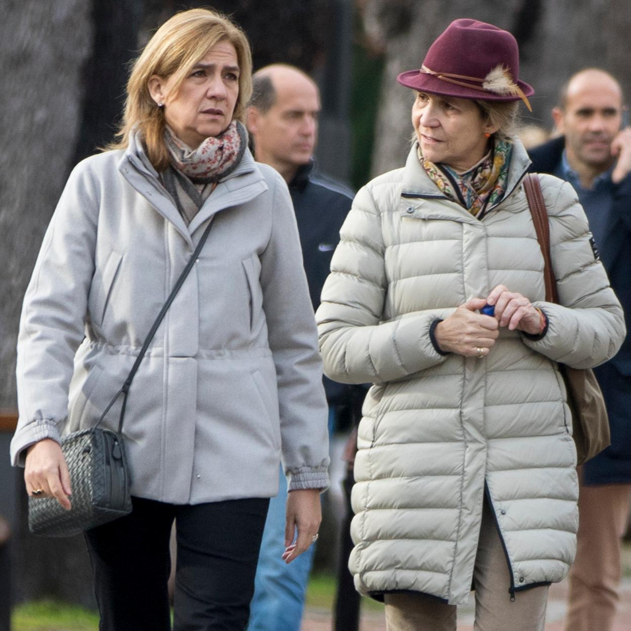 Una de las pocas fotografías recientes de la infanta Cristina y la infanta Elena paseando tranquilamente por la calle. 