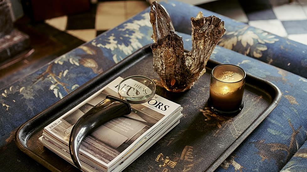 La mesa tapizada con la lupa de Jorge Vázquez.