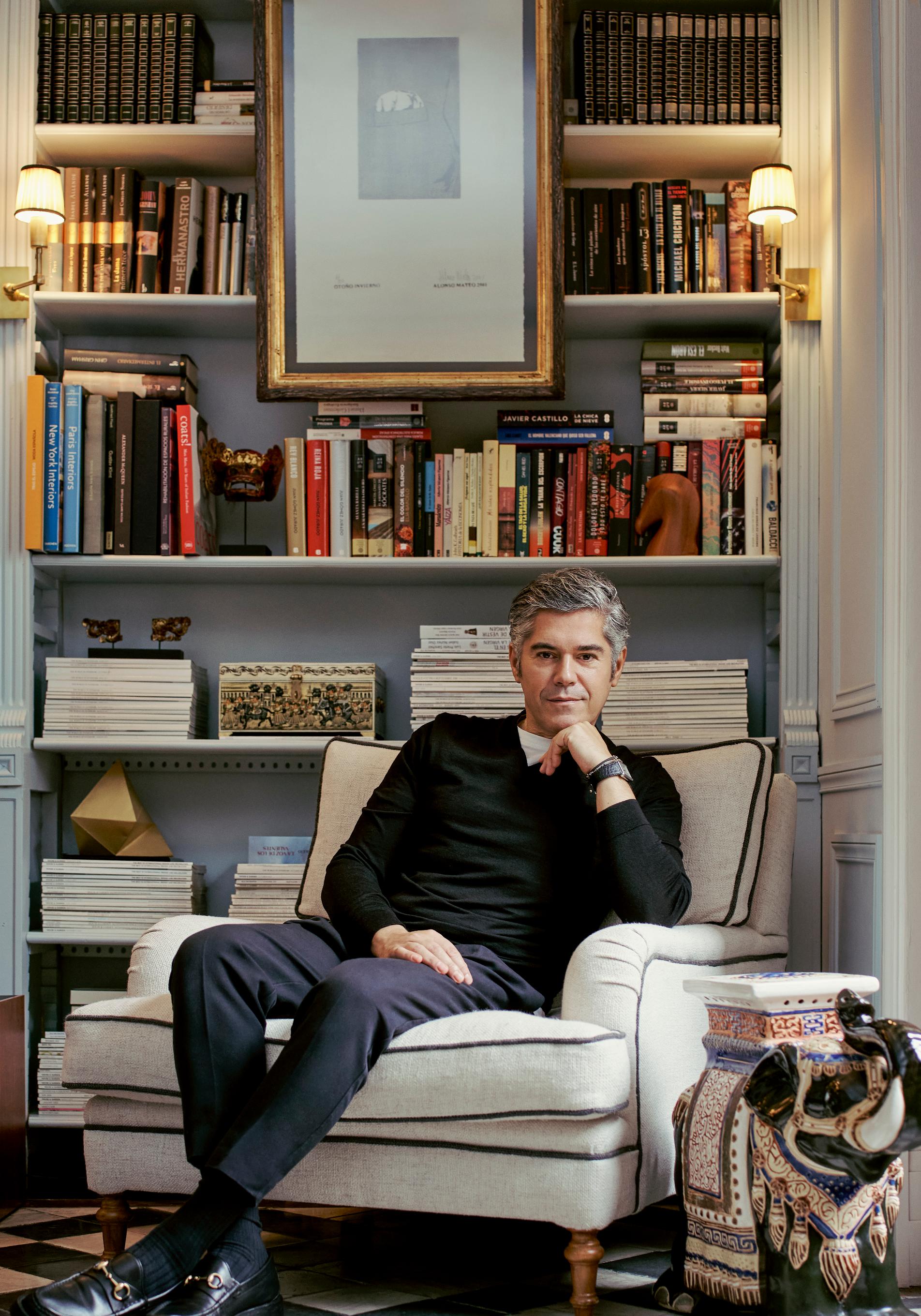 Jorge Vázquez posa en su casa de Madrid para Mujerhoy.