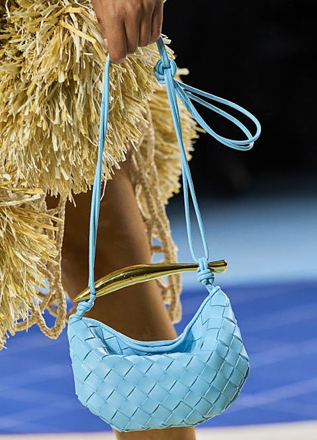 Imagen - Bolso trenzado Sardine de Bottega Veneta en azul bebé.