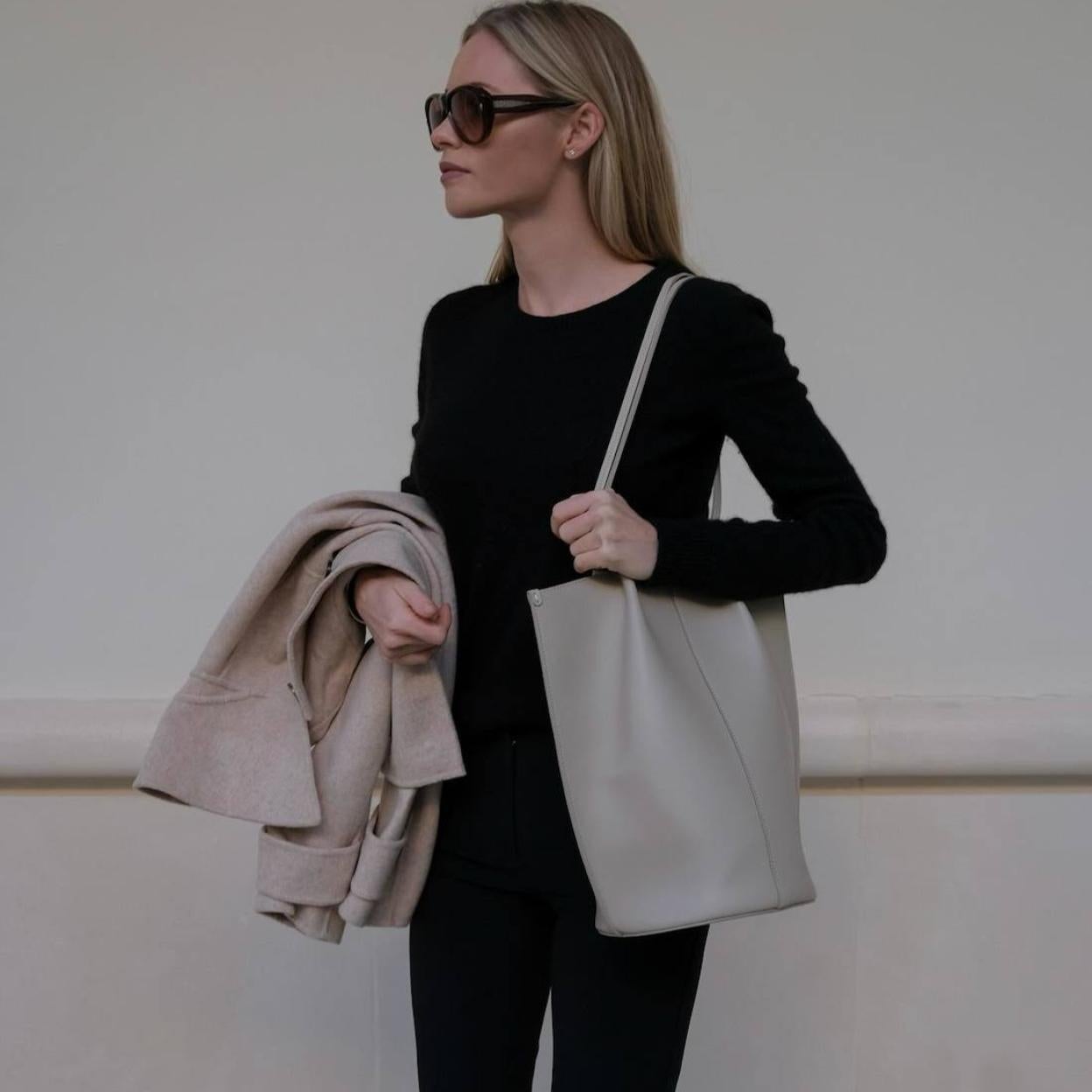 Influencer con camiseta de manga larga básica