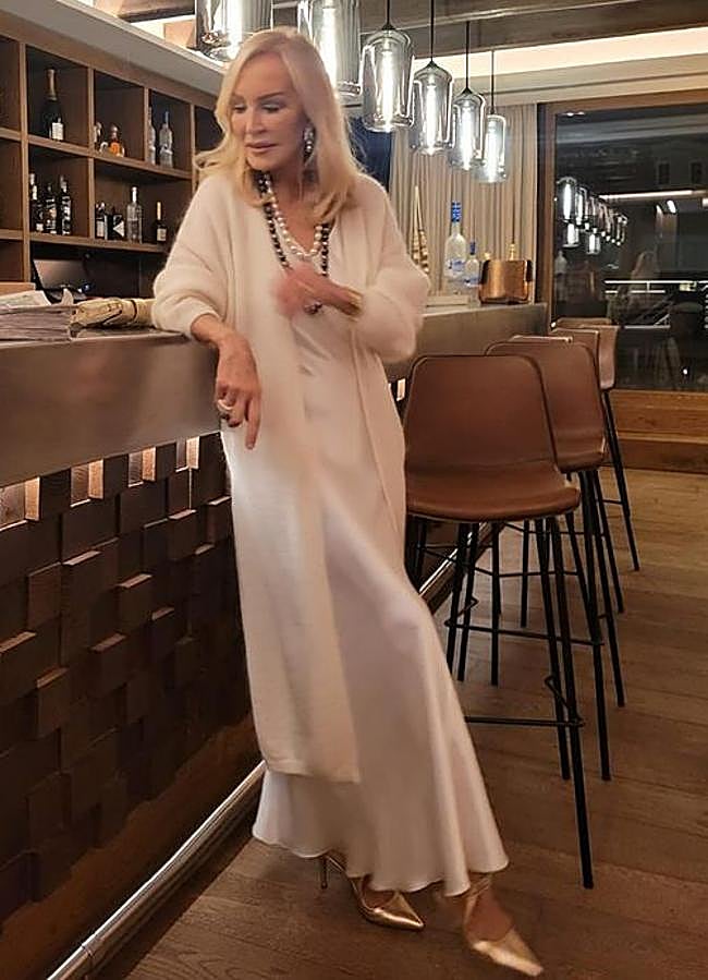 Imagen - Carmen Lomana con un vestido lencero. / @Carmen_lomana