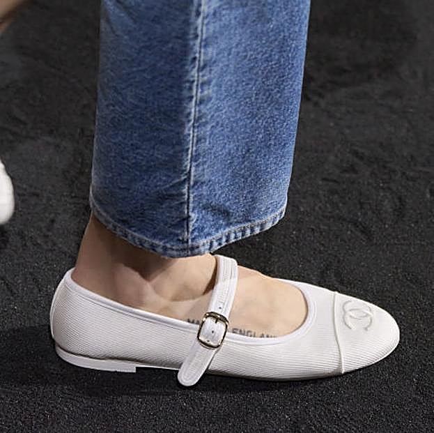 Imagen principal - Bailarinas de Chanel, Fendi y Loewe, en orden.