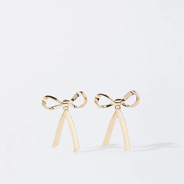 Pendientes con forma de lazo en dorado de Parfois (5,99 euros),
