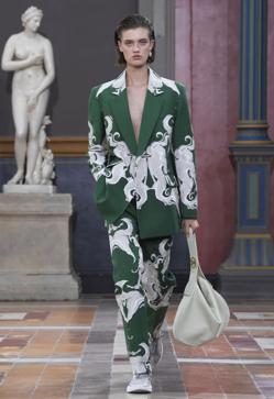 Imagen secundaria 2 - Sneakers de Balenciaga (arriba a la izquierda) y Valentino, a la derecha. Imagen de desfile de la última, abajo del todo.