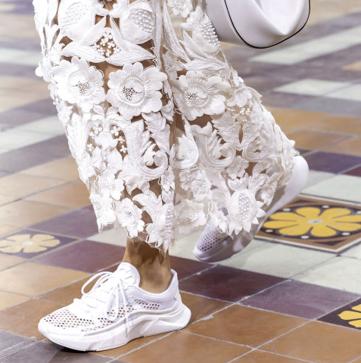 Imagen secundaria 1 - Sneakers de Balenciaga (arriba a la izquierda) y Valentino, a la derecha. Imagen de desfile de la última, abajo del todo.