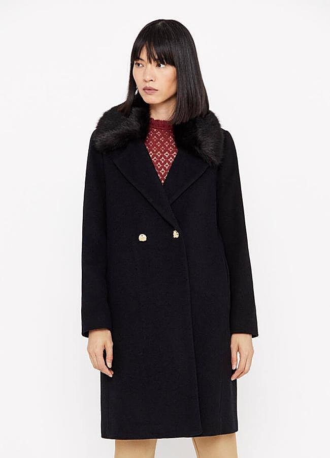 Imagen - Abrigo negro con cuello de pelo