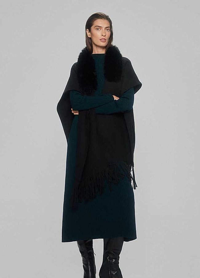 Imagen - Poncho con flecos y cuello de pelo de Pedro del Hierro.
